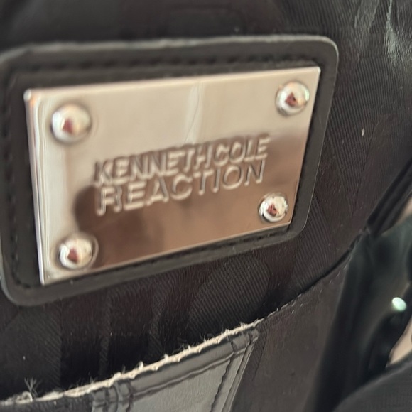 Kenneth Cole Reaction Black Briefcase with Sleek Design - Picture 3 of 9